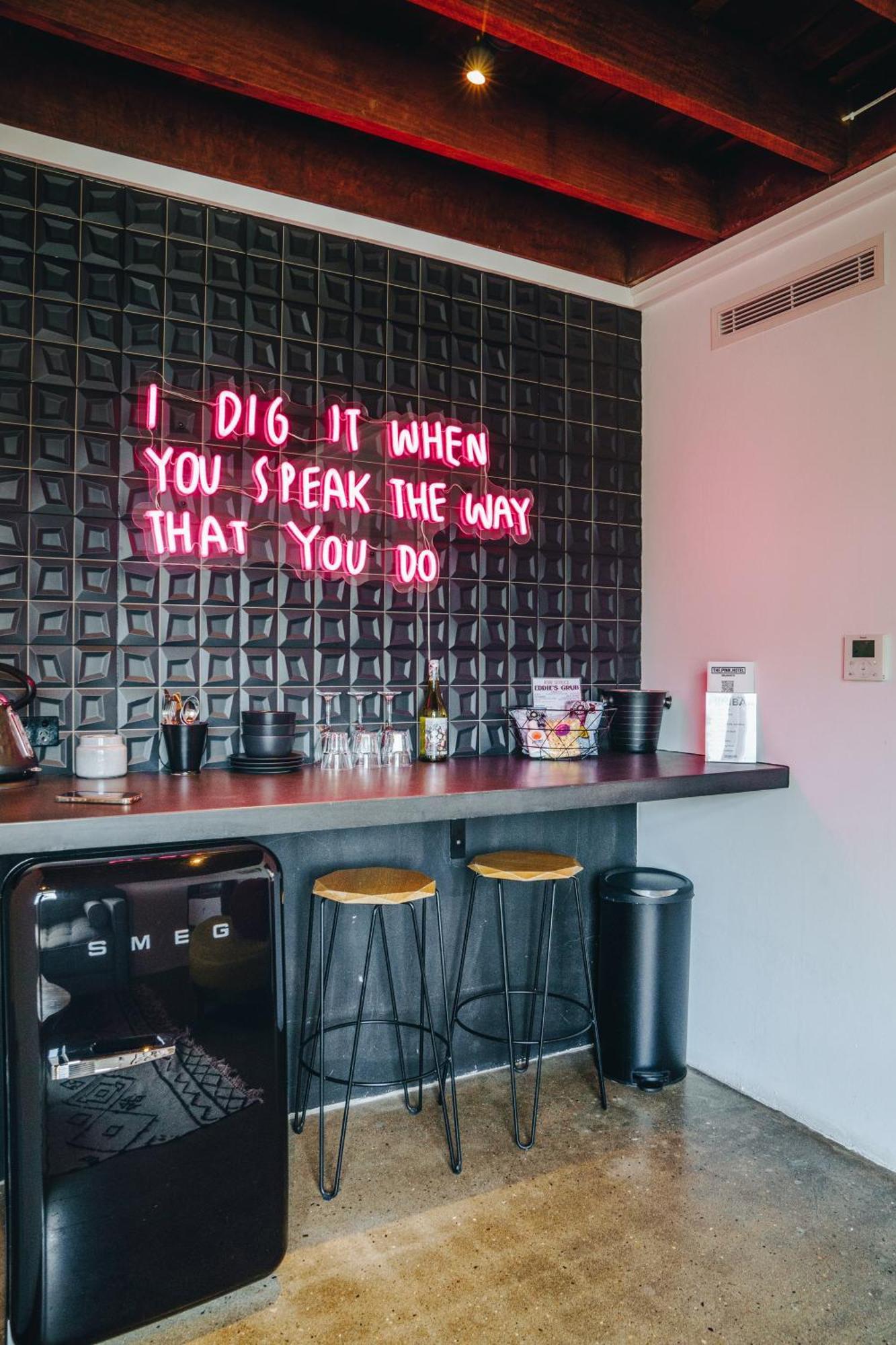 The Pink Hotel Coolangatta Gold Coast Ngoại thất bức ảnh